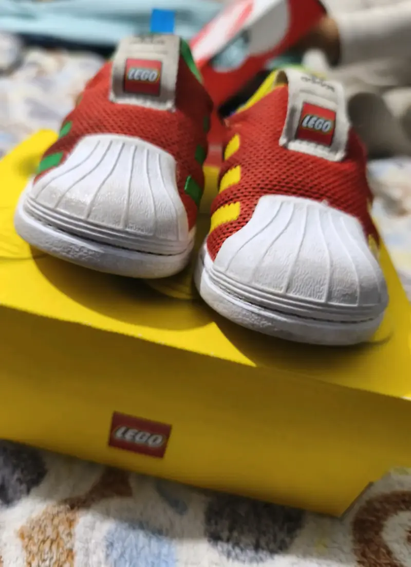 Zapatillas LEGO Adidas coloridas - 3