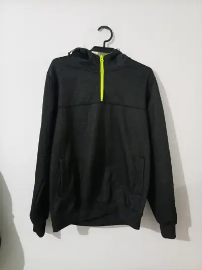 Polerón negro con cierre verde fluorescente - miniatura 1