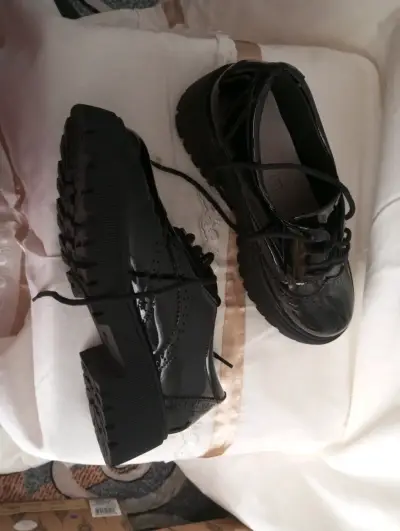 Sandalias negras con hebilla - miniatura 3
