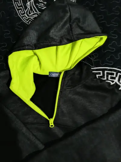 Polerón negro con cierre verde fluorescente - miniatura 5