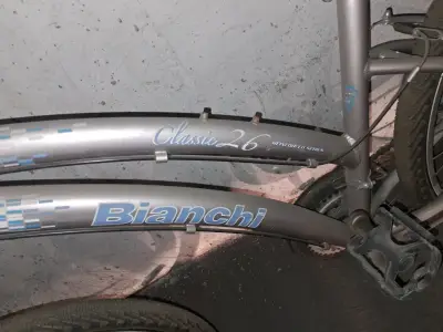 Bicicleta de montaña gris - miniatura 3