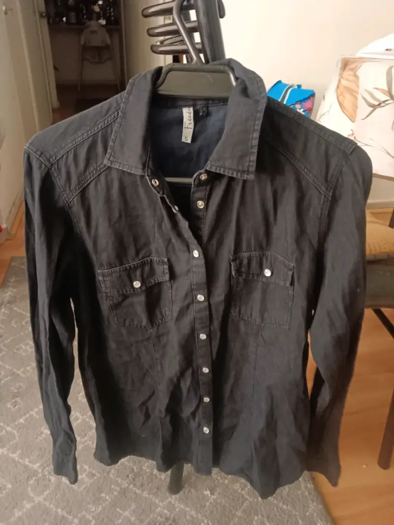Camisa negra de mezclilla