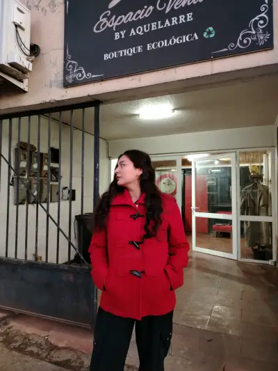 Abrigo rojo con botones - miniatura 2