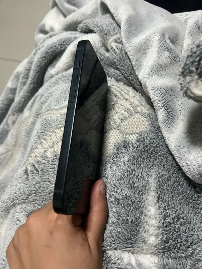 iPhone 16e - 4