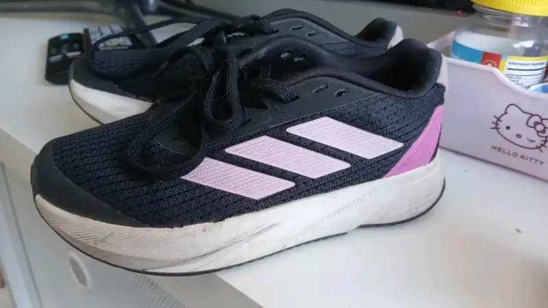 Zapatillas Adidas deportivas negras y rosas - 1