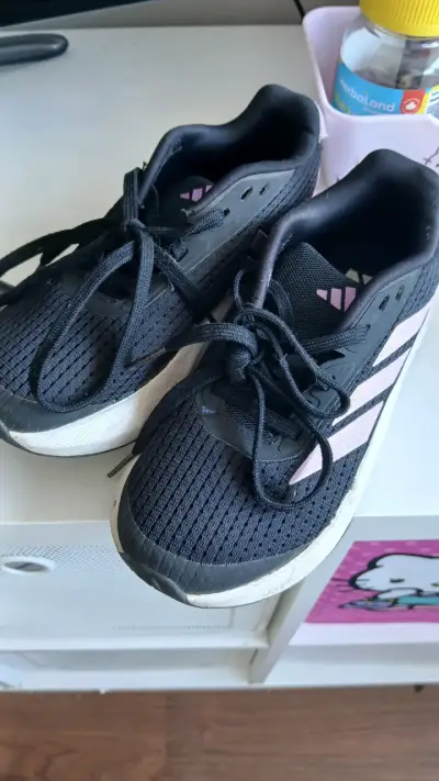 Zapatillas Adidas deportivas negras y rosas - miniatura 2