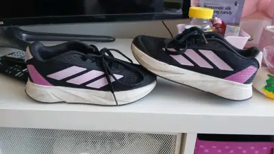 Zapatillas Adidas deportivas negras y rosas - miniatura 3