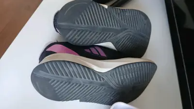 Zapatillas Adidas deportivas negras y rosas - miniatura 4