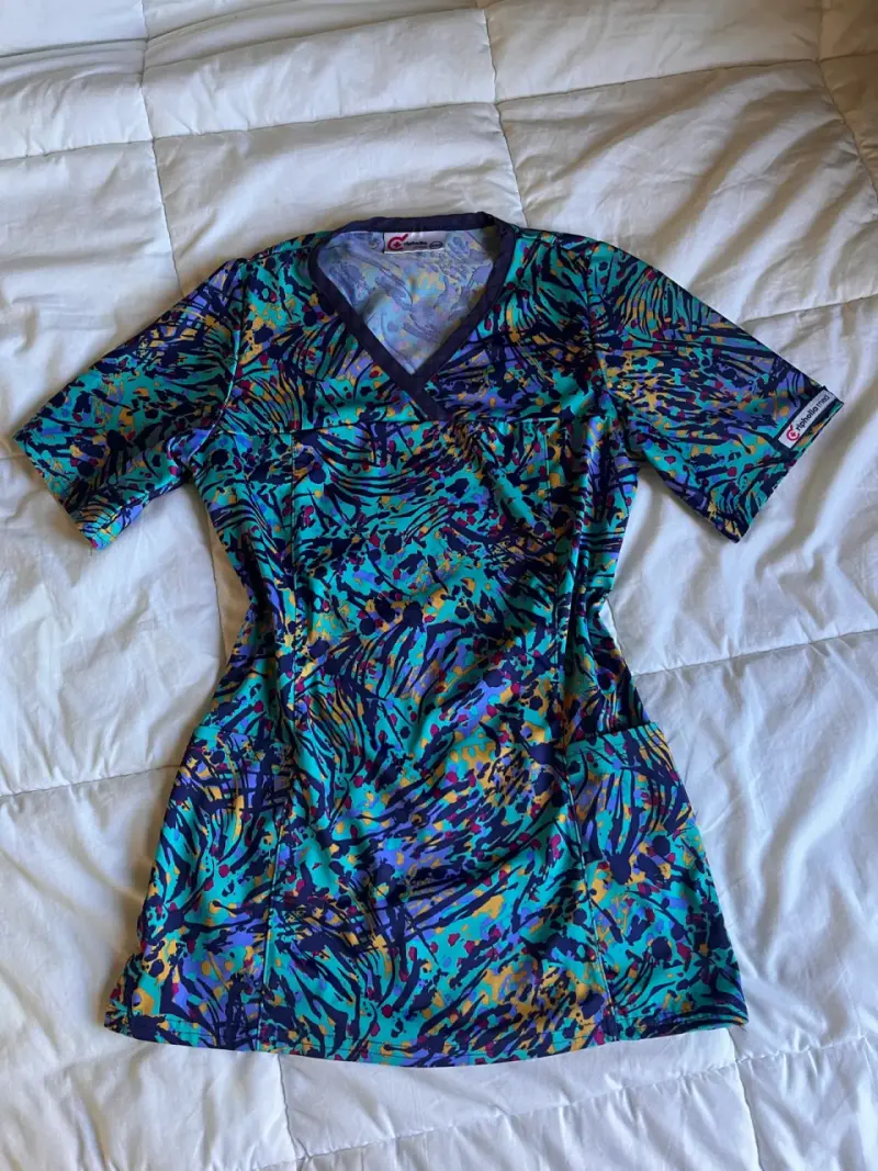 Uniforme clínico. Blusa estampada de colores XXS