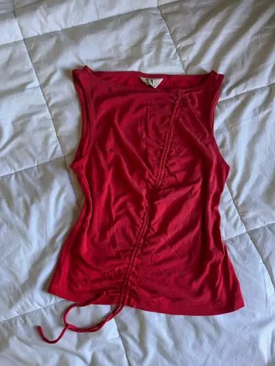 Polera roja sin mangas fruncida - miniatura 1