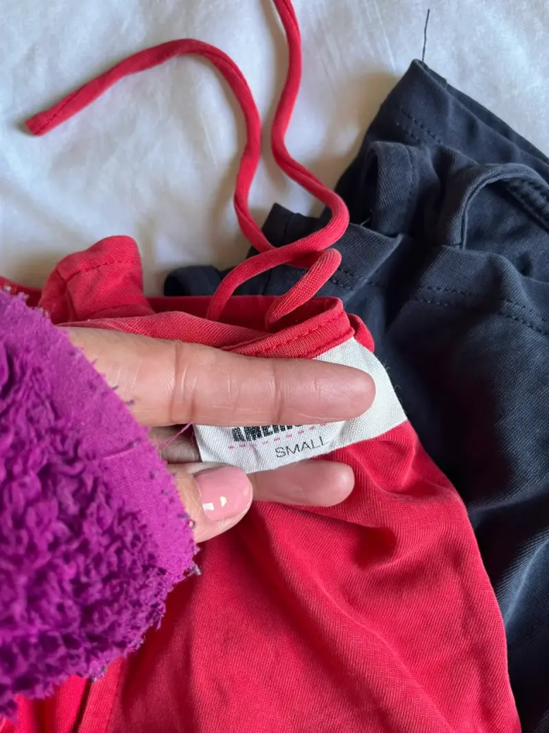 Polera roja sin mangas fruncida - 2