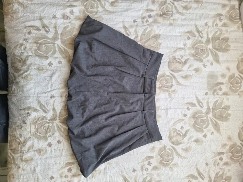 Falda gris plisada - 1