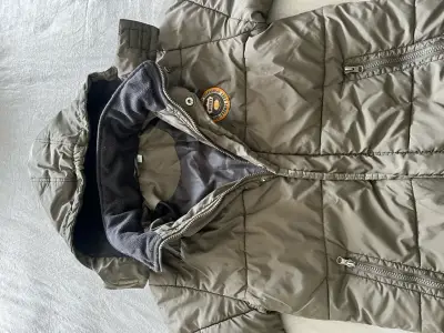 Chaqueta con capucha café - miniatura 2