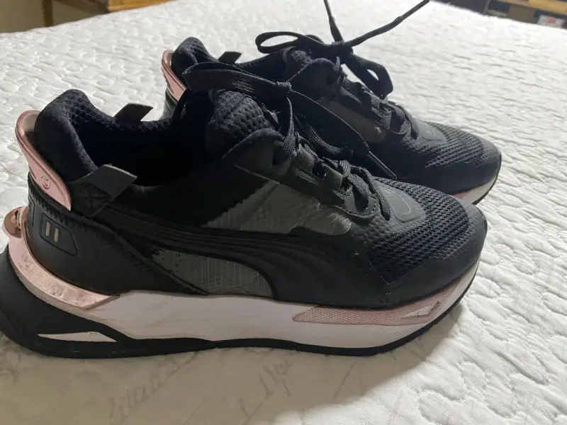 Zapatillas deportivas negras con detalles rosados