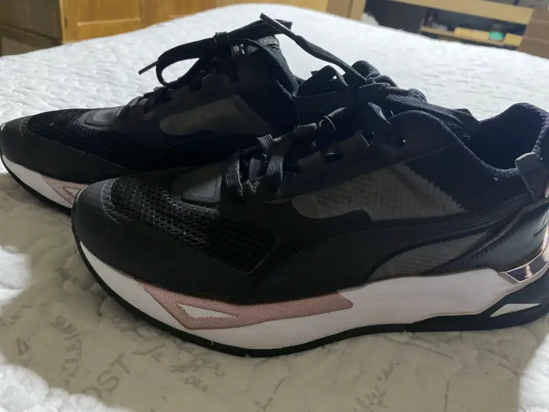 Zapatillas deportivas negras con detalles rosados - 2