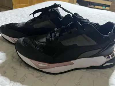 Zapatillas deportivas negras con detalles rosados - miniatura 2