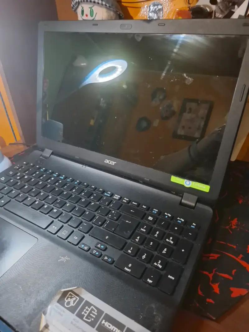 Laptop Acer negra en buen estado - 1