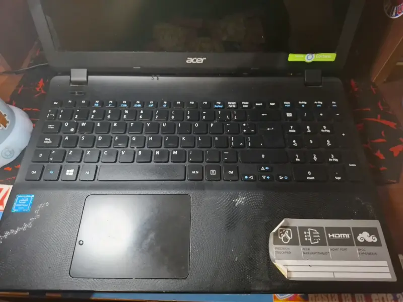 Laptop Acer negra en buen estado - 2