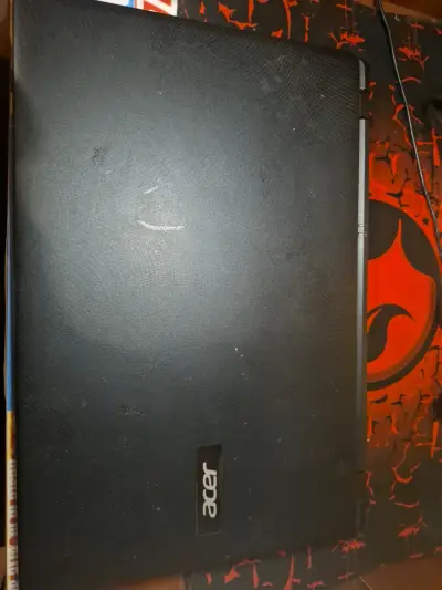 Laptop Acer negra en buen estado - miniatura 3