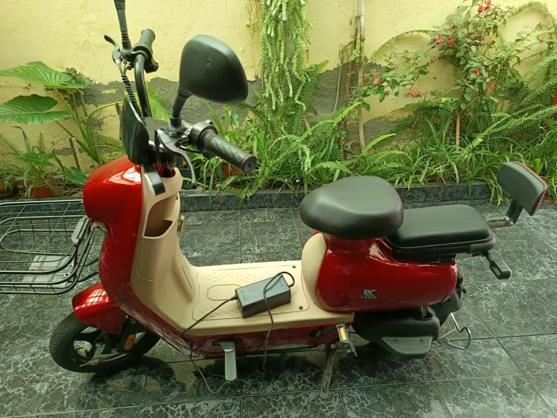 Scooter eléctrico rojo - 1
