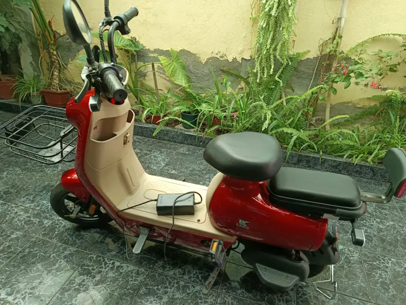 Scooter eléctrico rojo - 2