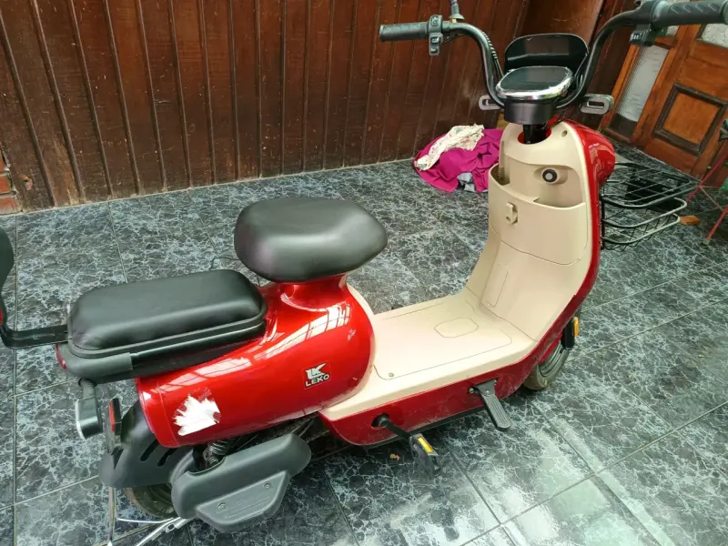 Scooter eléctrico rojo - 3
