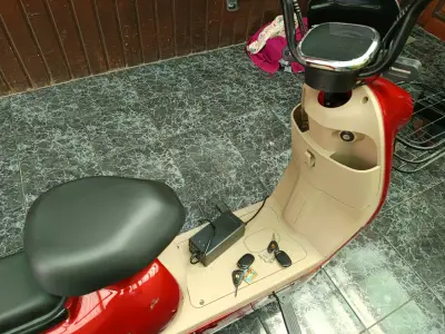 Scooter eléctrico rojo - miniatura 4