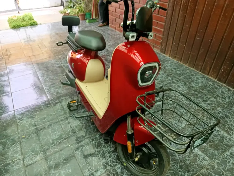 Scooter eléctrico rojo - 5