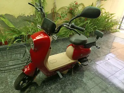 Scooter eléctrico rojo - miniatura 6