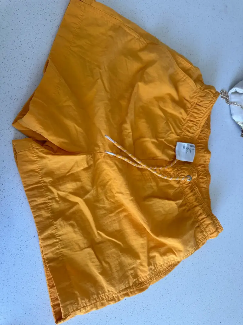 Shorts deportivos amarillo - 1
