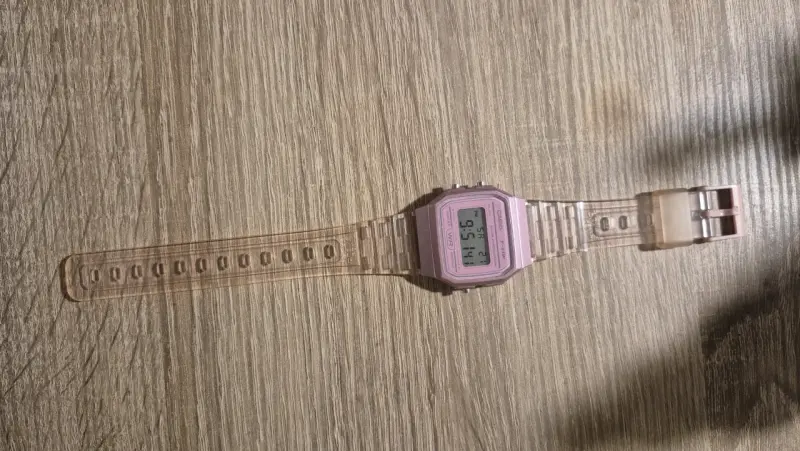 Reloj digital Casio rosa - 1