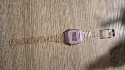 Reloj digital Casio rosa - miniatura 1