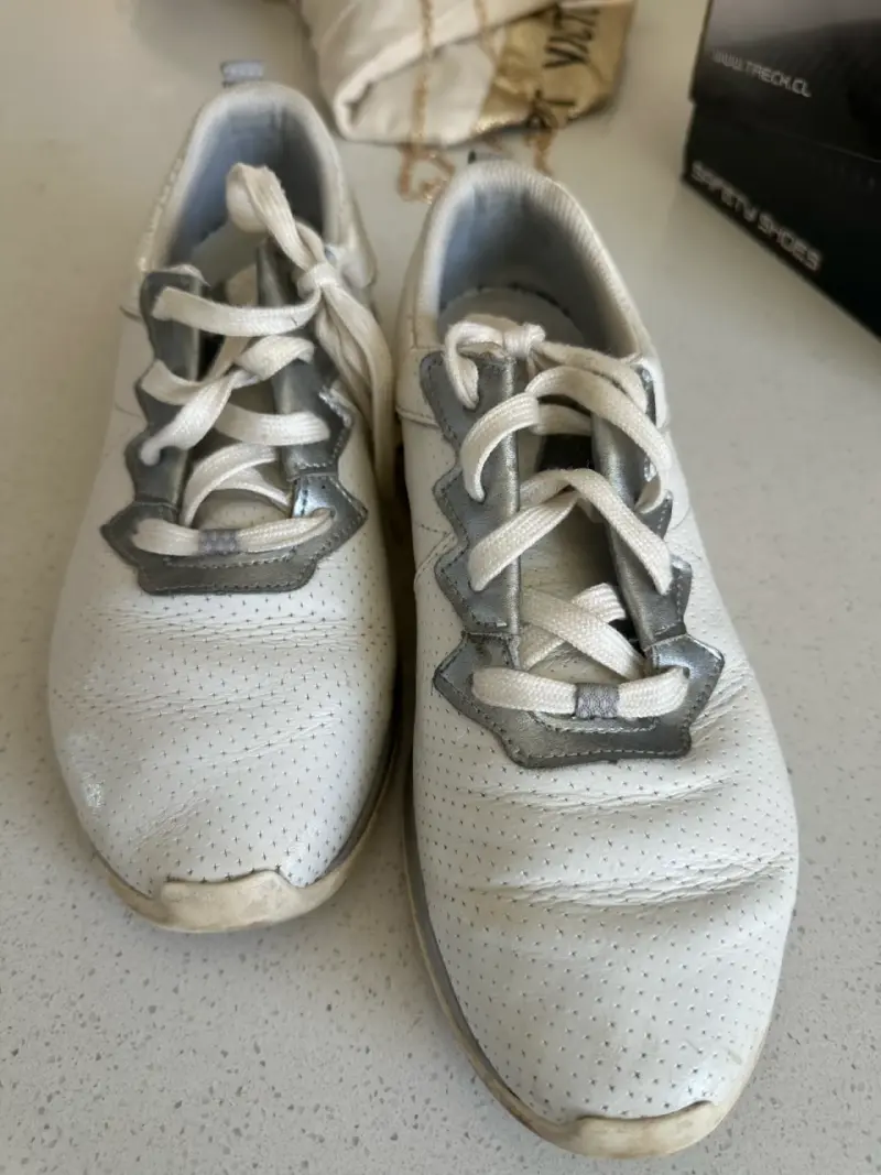 Zapatillas blancas deportivas usadas - 1