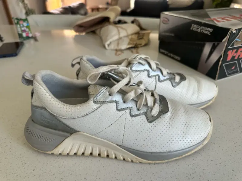Zapatillas blancas deportivas usadas - 2