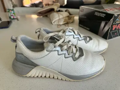 Zapatillas blancas deportivas usadas - miniatura 2