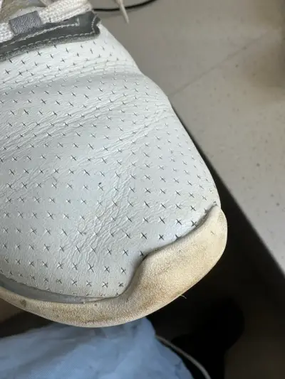Zapatillas blancas deportivas usadas - miniatura 3