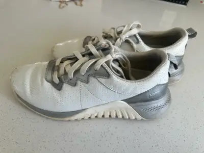 Zapatillas blancas deportivas usadas - miniatura 5