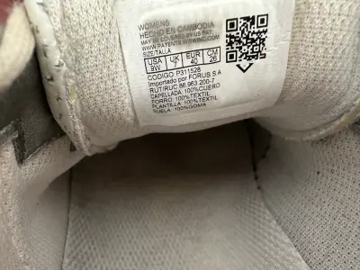 Zapatillas blancas deportivas usadas - miniatura 6