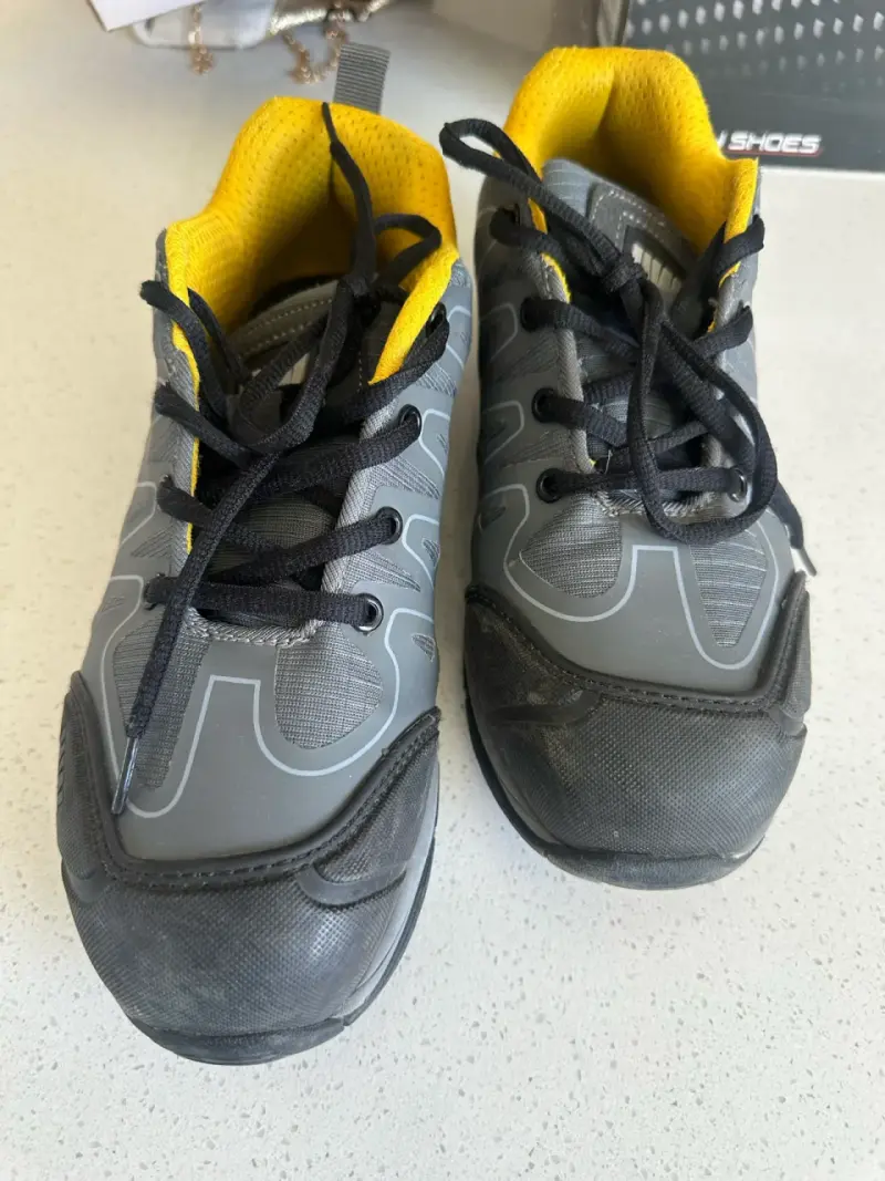 Zapatos de seguridad gris y amarillo. - 1