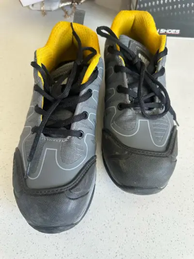 Zapatos de seguridad gris y amarillo. - miniatura 1