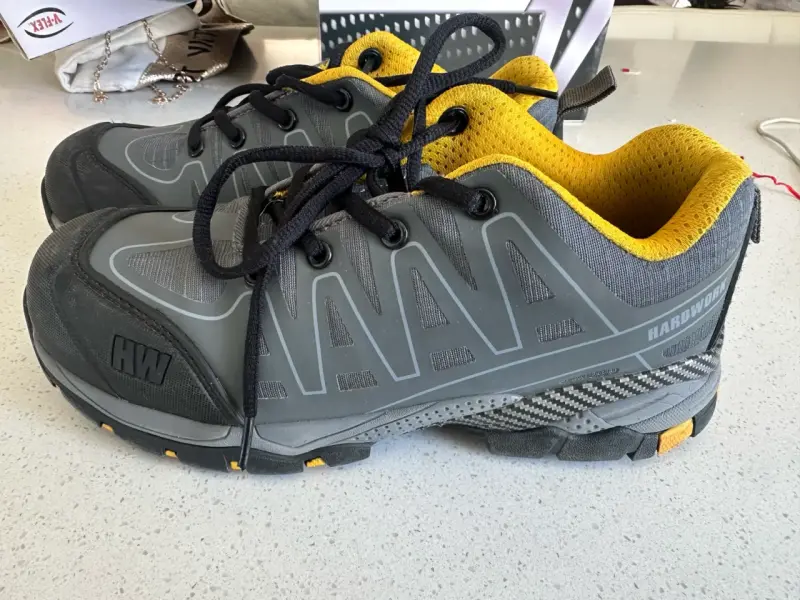 Zapatos de seguridad gris y amarillo. - 3
