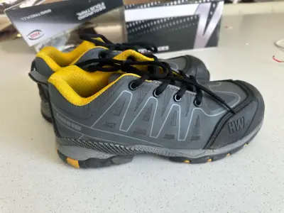 Zapatos de seguridad gris y amarillo. - miniatura 4