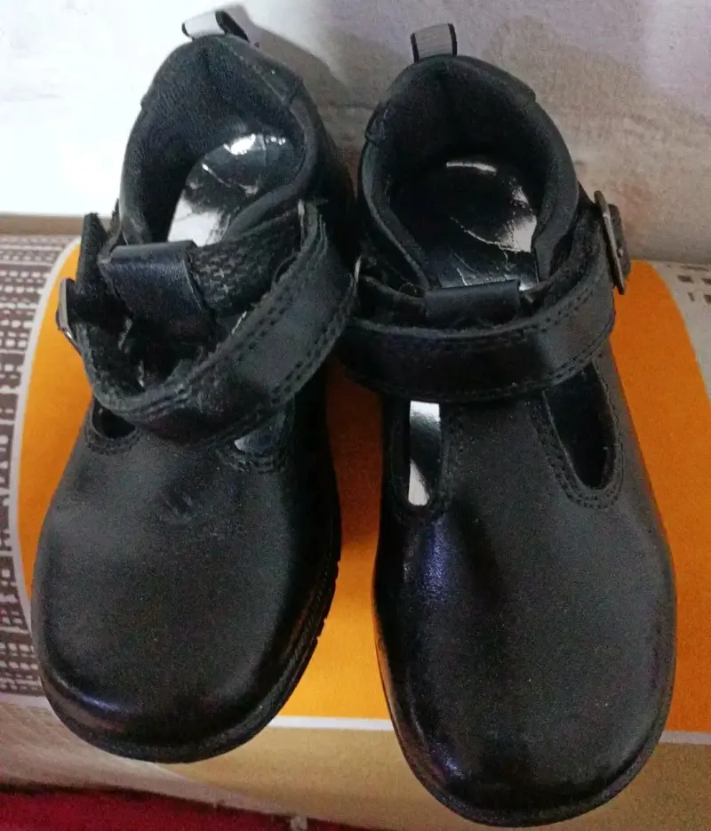 Zapatosde marca color negros de niña - 1