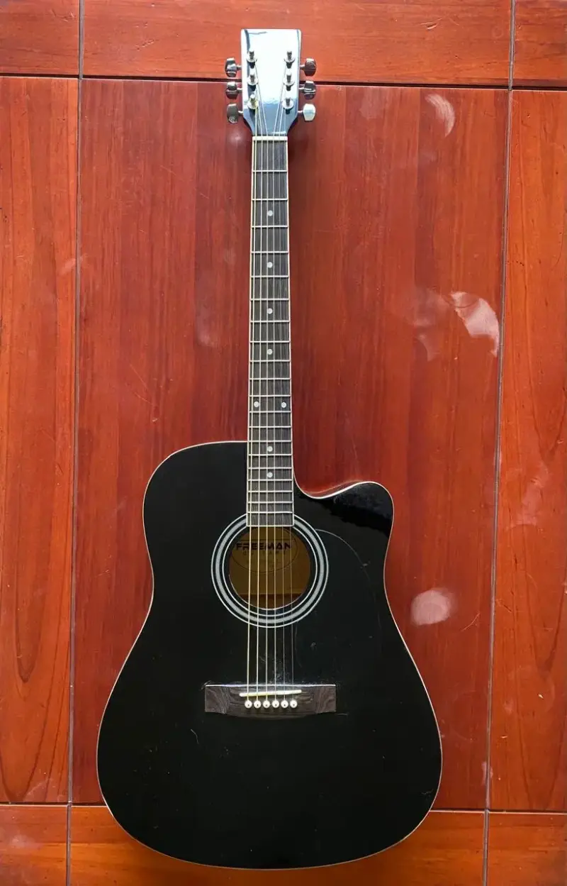 Guitarra electroacústica negra - 1