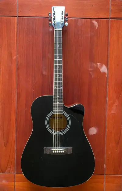 Guitarra electroacústica negra - miniatura 1