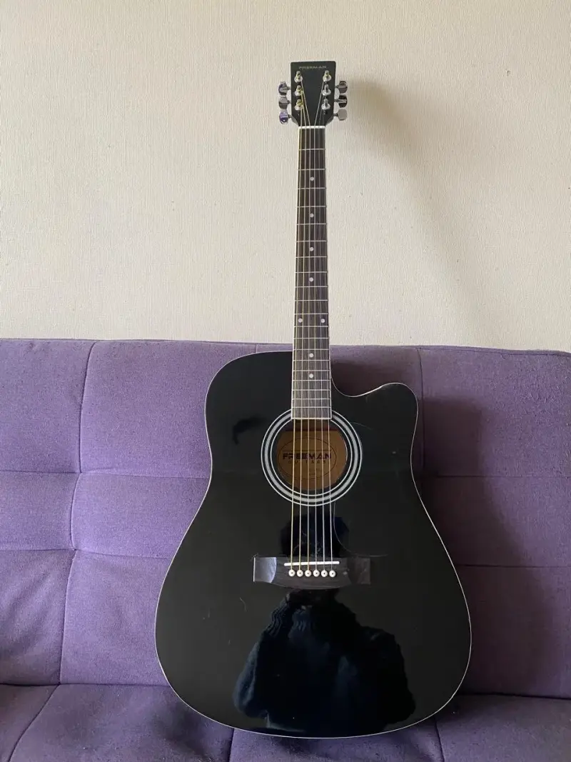 Guitarra electroacústica negra - 2
