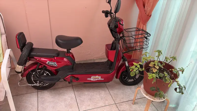 Scooter eléctrico rojo usado solo 1 ves