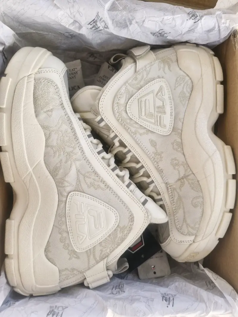 Zapatillas FILA blancas bordadas - 1