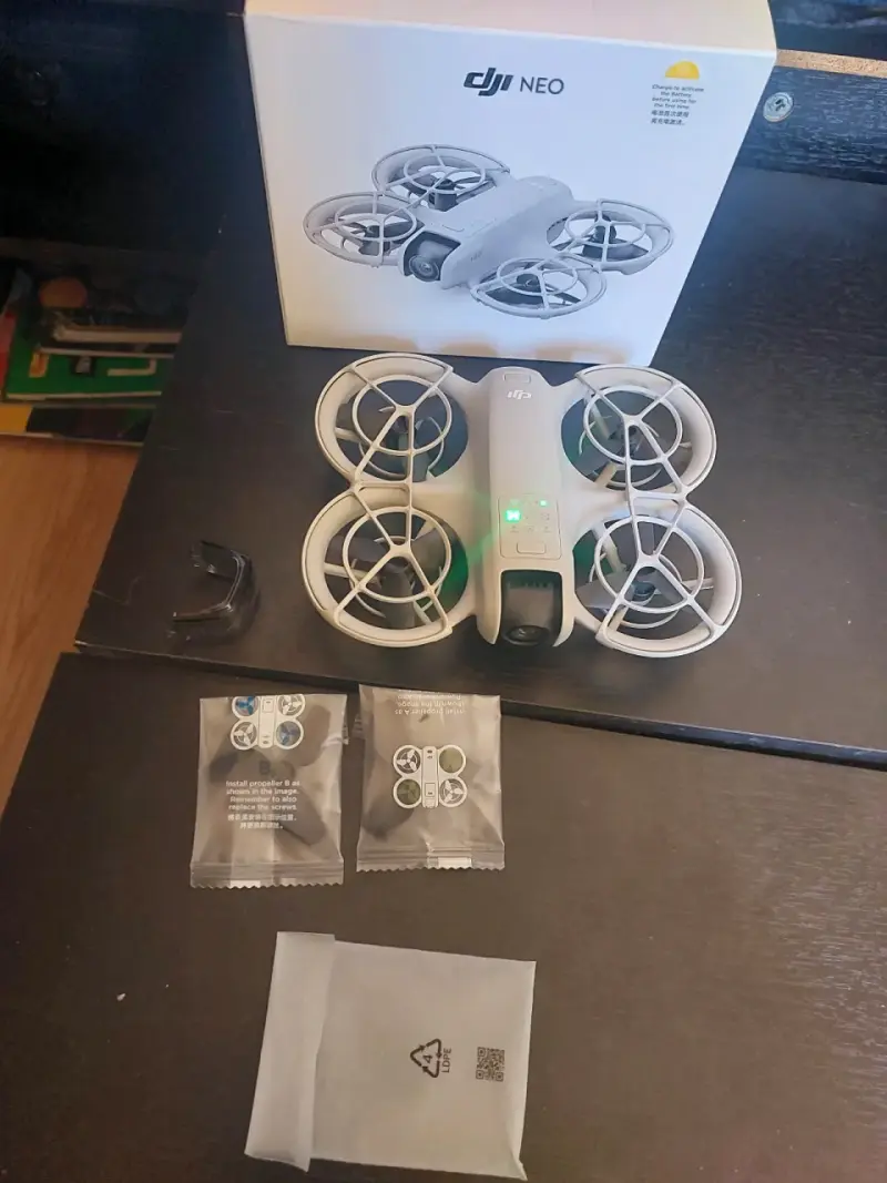 Drone DJI Neo compacto