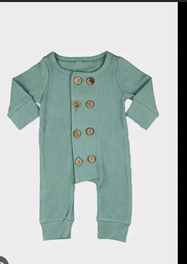 Pijama bebé verde con botones